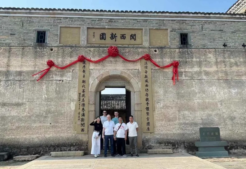 Smivirksomhet, smi vennskap: Yanming Metal Etching Factory utdyper samarbeidet med utenlandske kunder